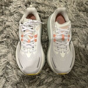 Brand new Saucony Hurricane 24 in size 8 in white